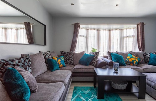 Chapeltown House | Red Lodge Stays - LS8 - close to city center and amenities - private parking - contractor welcome