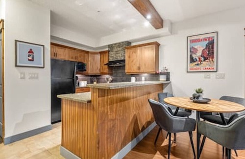 East Kootenay Apartment | Red Maple Retreat | Hot Tub | Pool | Gas Fireplace