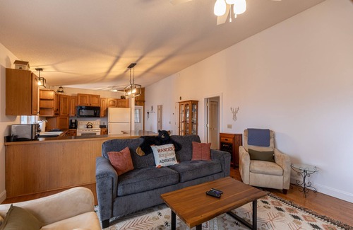 Frank House | Red Mountain Lodge - Sunrise and Sunset Mountain Views, Hot Tub, Pool Table