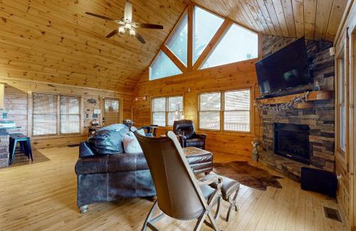 Blue Ridge House | Red Oak Luxe Mountain Cabin