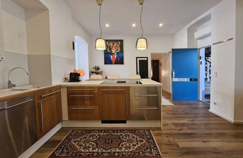 Mariahilf Apartment | Red Orange Palm
