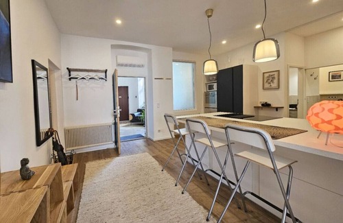 Mariahilf Apartment | Red Orange Palm