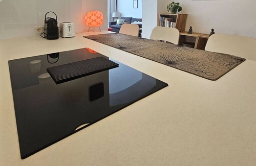 Mariahilf Apartment | Red Orange Palm