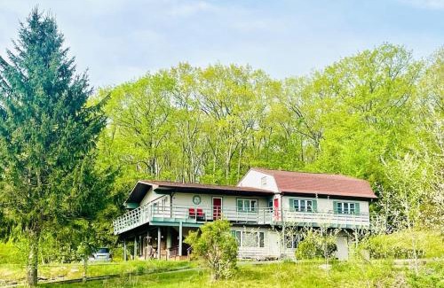 Highmount Apartment | Red Peacock Catskill Cabin sleeps four 6