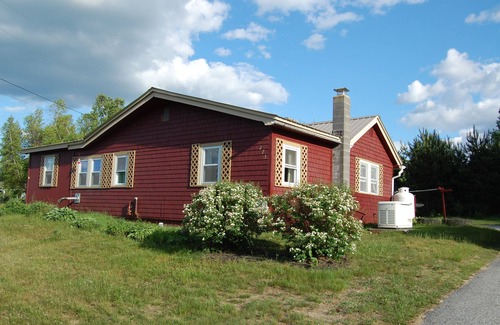 Twin Mountain Cottage | Red Retreat at Mt. Washington with NEW 4 person Jacuzzi