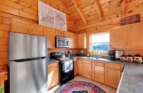 Primrose Cabin | Red River Gorge Cabin with Hot Tub~AMAZING VIEW~Pool Table~Perfect for groups