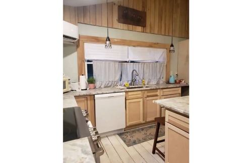 Stanton House | Red River Gorge Farmhouse-50 acres-wifi-pet friend