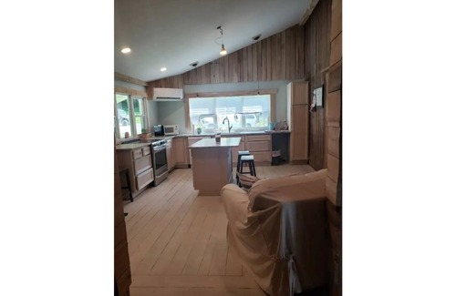 Stanton House | Red River Gorge Farmhouse-50 acres-wifi-pet friend