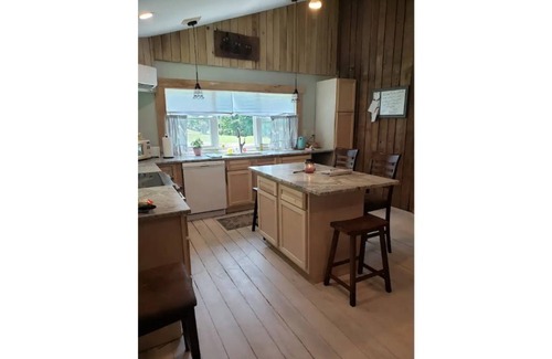 Stanton House | Red River Gorge Farmhouse-50 acres-wifi-pet friend