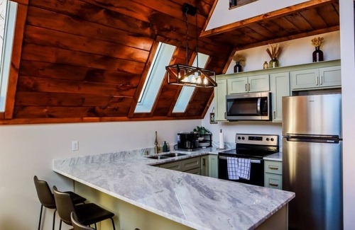 Campton Cabin | Red River Gorge Raven’s Summit Luxury HotTub WiFi