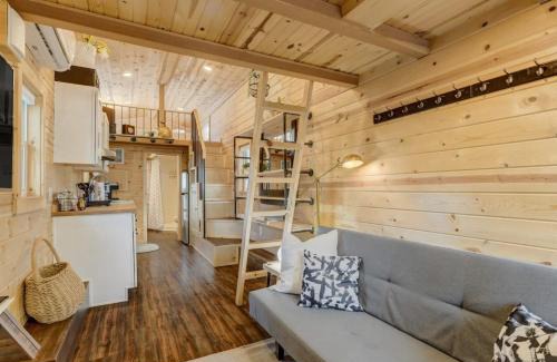 Colorado Springs House | Red Rock Roost - Posh King Studio Hiking Trails