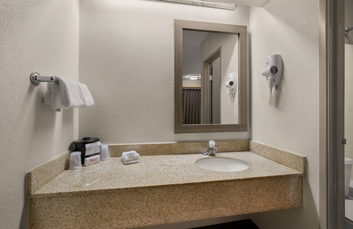 Madison Heights Hotel | Red Roof Inn Detroit - Royal Oak/Madison Heights