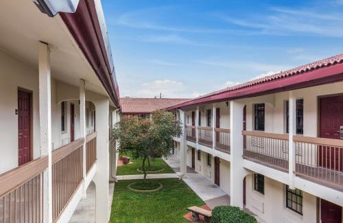 North Shore Hotel | Red Roof Inn Houston East I-10