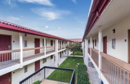 North Shore Hotel | Red Roof Inn Houston East I-10