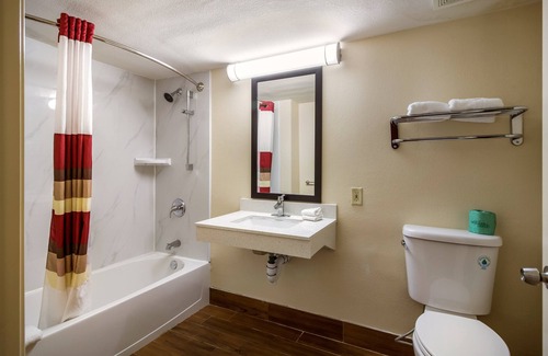North Shore Hotel | Red Roof Inn Houston East – I-10