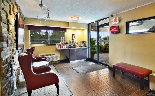 Watterson Park Hotel | Red Roof Inn Louisville Fair and Expo