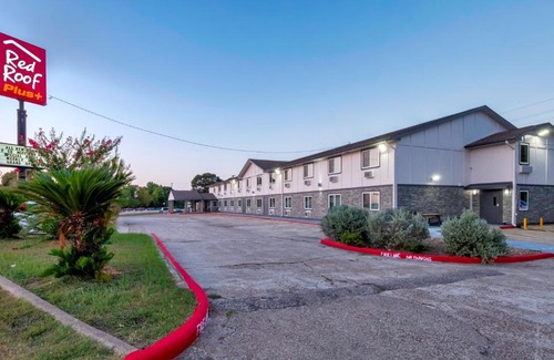 Huntsville Hotel | Red Roof Inn PLUS+ Huntsville