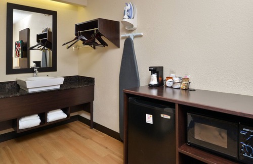 Secaucus Hotel | Red Roof Inn PLUS+ Secaucus - Meadowlands - NYC