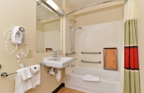 Secaucus Hotel | Red Roof Inn PLUS+ Secaucus - Meadowlands - NYC