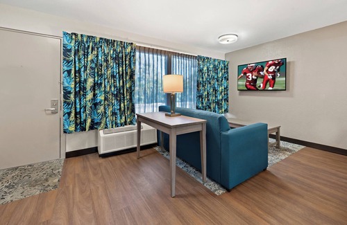 East Naples Hotel | Red Roof Inn PLUS+ & Suites Naples Downtown-5th Ave S