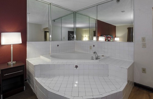 Opelika Hotel | Red Roof Inn PLUS+ & Suites Opelika