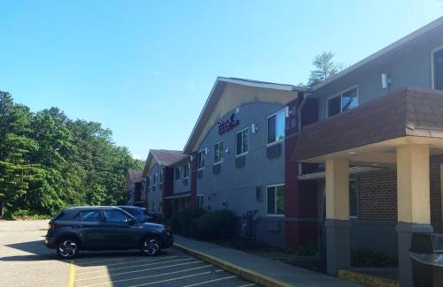 West Glens Falls Hotel | Red Roof Inn Queensbury