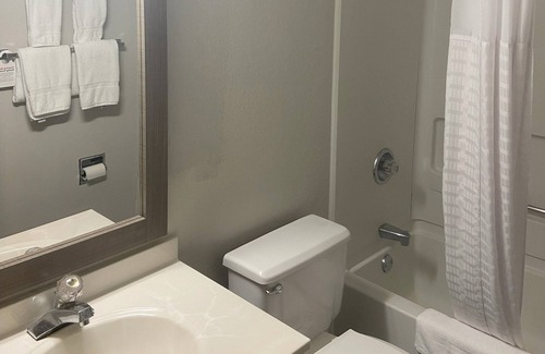 West Glens Falls Hotel | Red Roof Inn Queensbury