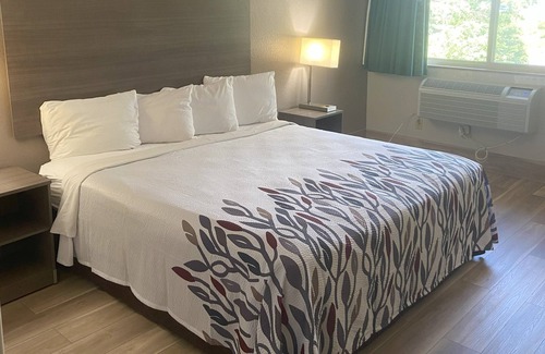 West Glens Falls Hotel | Red Roof Inn Queensbury