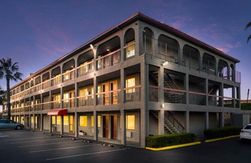 Stockton Hotel | Red Roof Inn Stockton