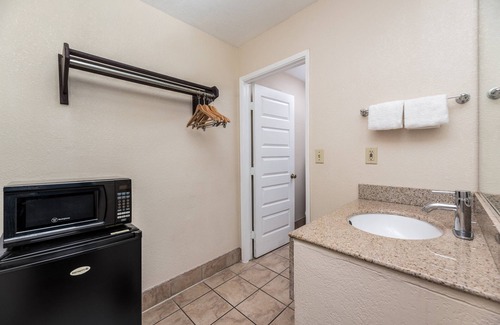Stockton Hotel | Red Roof Inn Stockton