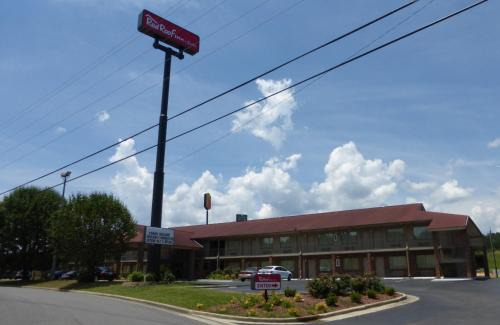 Cleveland Hotel | Red Roof Inn & Suites Cleveland, TN