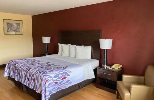 Cleveland Hotel | Red Roof Inn & Suites Cleveland, TN