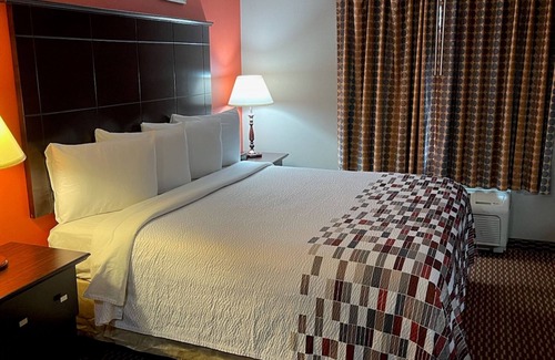 Melvindale Hotel | Red Roof Inn & Suites Detroit-Melvindale/Dearborn