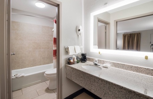 Jackson Hotel | Red Roof Inn & Suites Jackson, TN