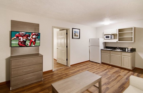 Florida Panhandle Hotel | Red Roof Inn & Suites Pensacola - NAS Corry