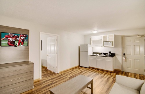 Florida Panhandle Hotel | Red Roof Inn & Suites Pensacola - NAS Corry