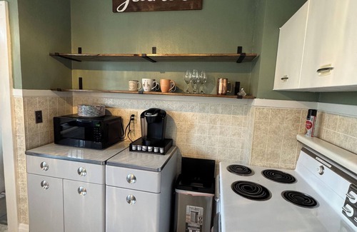 Carson House | Red Roof Retreat - cozy home in Carson