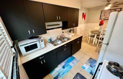 Westwood Apartment | Red Ruby Spacious 2 Bedroom Apt 1