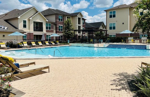 Missouri City Apartment | Red Velvet ~ Glamorous 1 BD / 1 BA Apt | Perfect for Relaxation