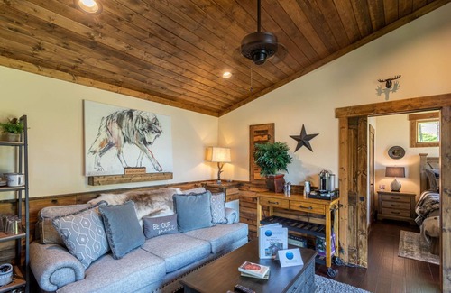 Banner Elk Cabin | Red Wolf Chalet -Tiny Home with Eagles Nest amenities, private fire pit, pet friendly