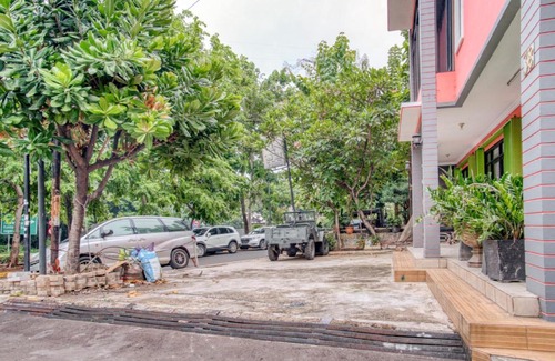 East Jakarta House | RedDoorz near Taman Mini Jakarta