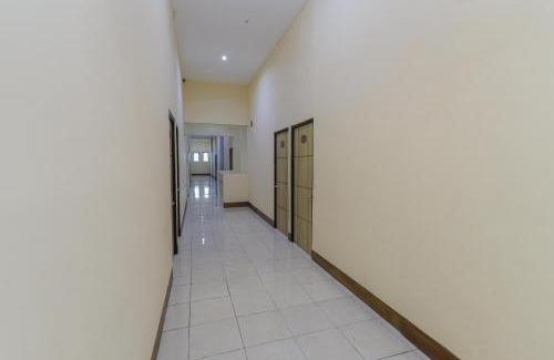 Klojen Hotel | RedDoorz Syariah @ Klojen Malang