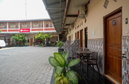 Surakarta Hotel | RedDoorz Syariah near Exit Toll Palur