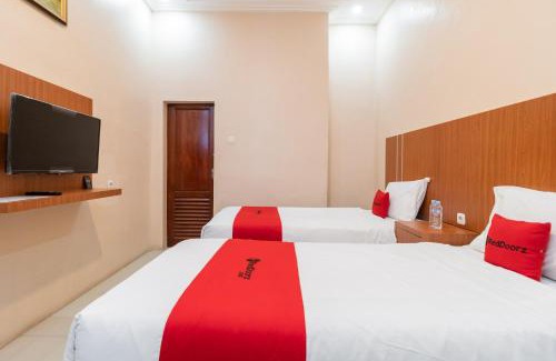 Padang Hotel | RedDoorz Syariah near RS Mata Padang