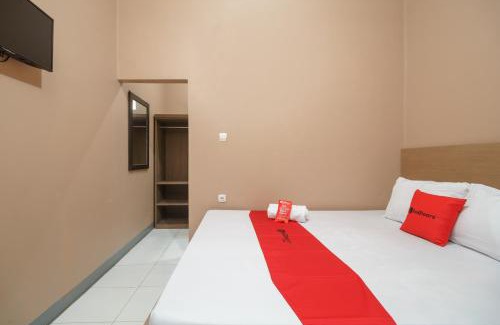 Bekasi Timur Hotel | RedDoorz Syariah near Siloam Hospitals Bulak Kapal