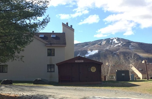 West Dover Condo | Redecorated! Great Location at Mount Snow, Free Shuttle, Pool/Hot Tub