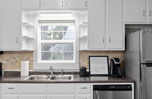 Clarksville House | Redesigned Historic Gem Downtown Luxury by APSU & Ft. Campbell