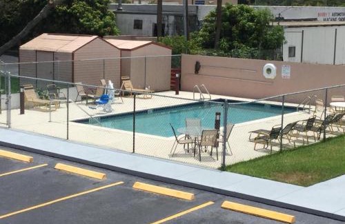 Fort Pierce Hotel | Redfinn Inn