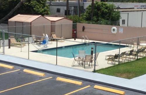 Fort Pierce Hotel | Redfinn Inn