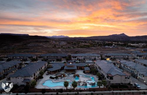 Hurricane House | RedHills Retreat Near Zion Golf Pool Spa Access